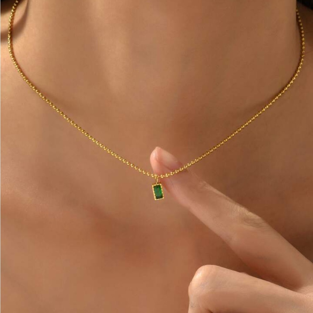 Emerald choker necklace